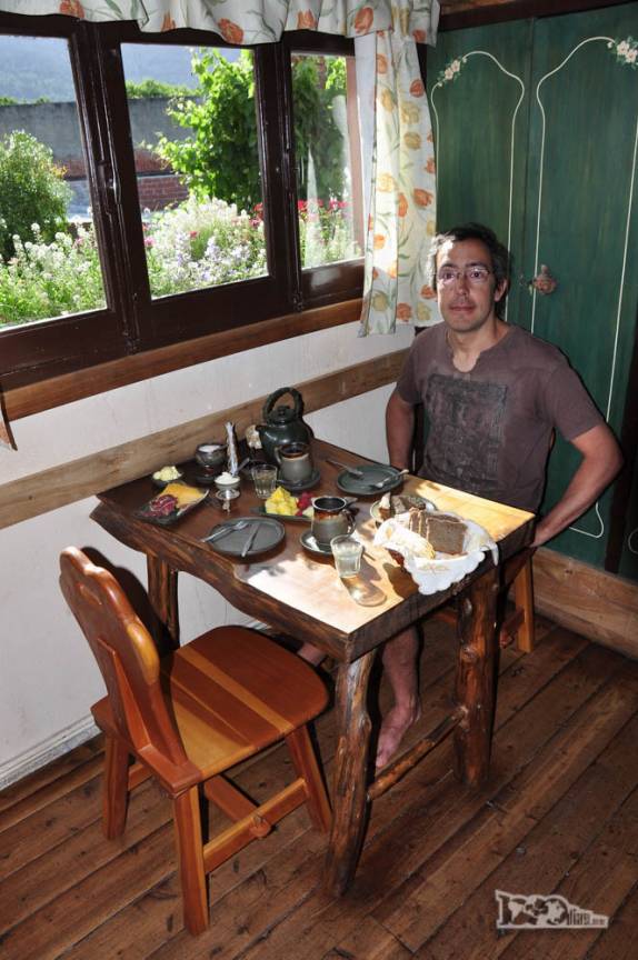 Nosso delicioso café da manhã na pousada em El Bolsón, na Argentina